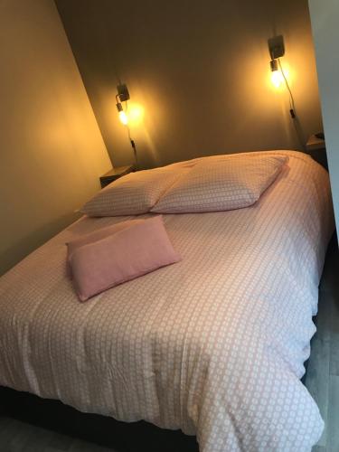 卡布尔Laugann's Home的一张白色的床,上面有粉红色的枕头