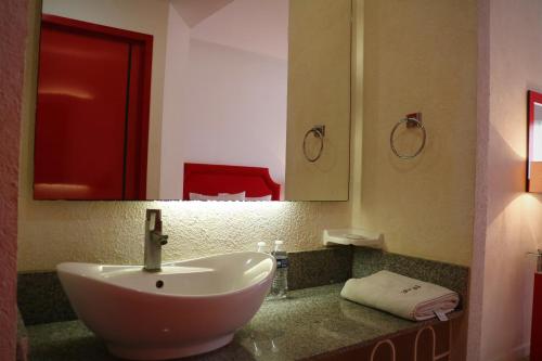 曼萨尼约曼萨尼约扎尔酒店的一间带水槽和镜子的浴室