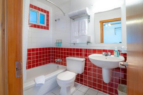镭温泉盖特维汽车旅馆的浴室配有白色卫生间和盥洗盆。