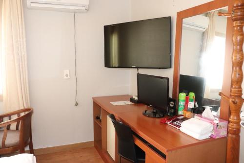 济州市奥拉星汽车旅馆的客房设有书桌、电脑和电视。