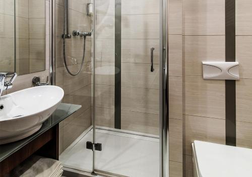 华沙华沙​​机场洛德酒店的带淋浴和盥洗盆的浴室