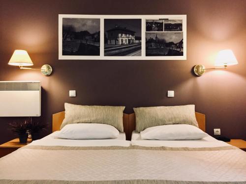 莱昂纳多酒店客房内的一张或多张床位