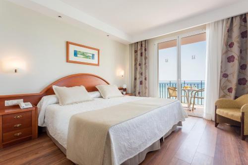 科尼尔-德拉弗龙特拉弗拉门戈科尼尔希普酒店的酒店客房设有一张床和一个阳台。