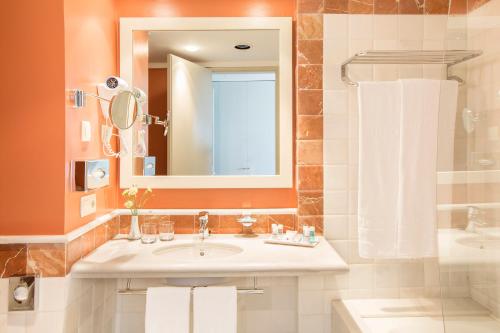 科尼尔-德拉弗龙特拉弗拉门戈科尼尔希普酒店的一间带水槽和镜子的浴室