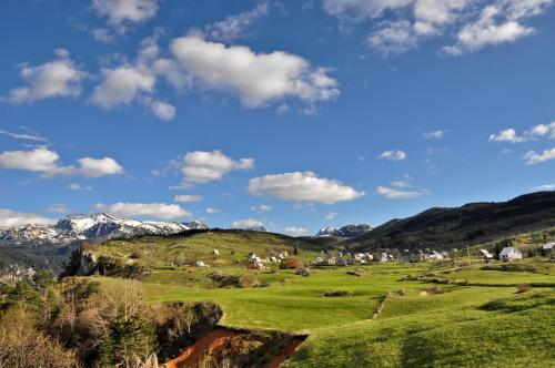 NedajnoGuesthouse Nedajno的山丘上的村庄,以群山为背景