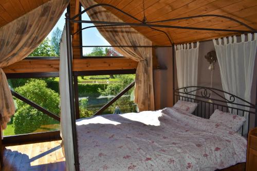 LouftémontGites-Clairiere-Ardenne的一间卧室设有一张床和一个大窗户