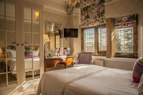 Fischers Baslow Hall - Chatsworth客房内的一张或多张床位