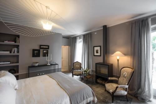 蒙蒂尼奥索Villa GILDA Relax & Living的卧室配有一张床、一张桌子和椅子