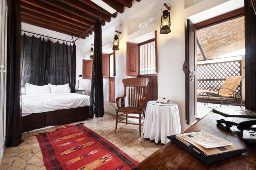 迪拜XVA艺术酒店的卧室配有1张床、1张桌子和1把椅子