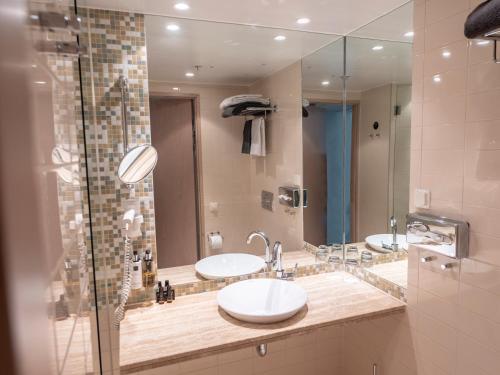 斯德哥尔摩克拉丽奥登陆号酒店的一间带两个盥洗盆和大镜子的浴室