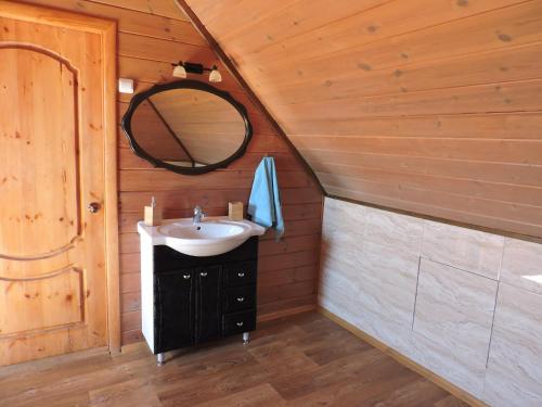 SarapulRusotel的一间带水槽和镜子的浴室