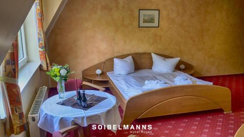 萨姆滕斯Soibelmanns Hotel Rügen的一间小卧室,配有一张床和一张桌子