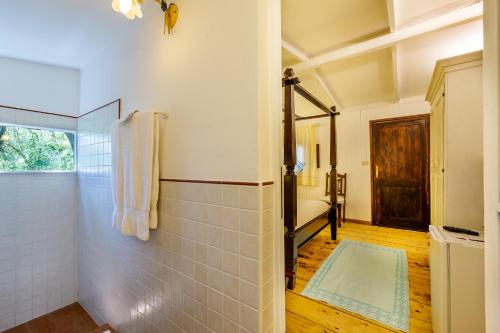 圣特雷莎加卢拉Saltara的带淋浴和盥洗盆的浴室