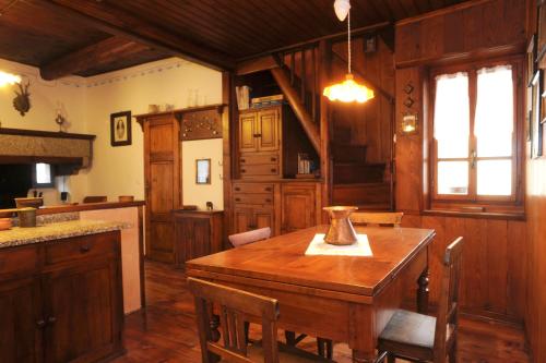 巴切诺Tana del Paradiso的一间厨房,内设一张木桌