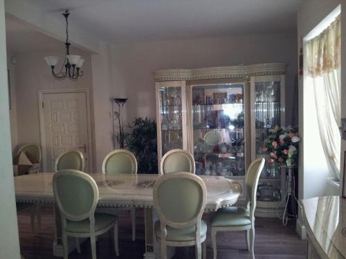 锡德卡普鲁克斯雷客房酒店的餐桌、椅子和瓷柜