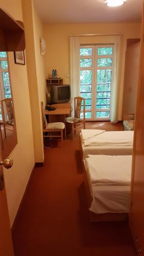 索波特hostel leśny的客房设有两张床和一张带电脑的书桌