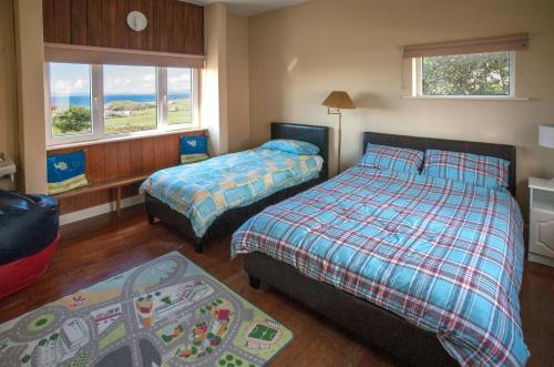 伦维尔Cottage 202 - Renvyle的酒店客房带两张床和地毯