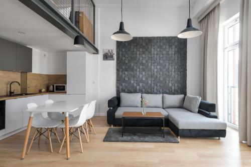 弗罗茨瓦夫Easy Apartments Wrocław的客厅配有沙发和桌子