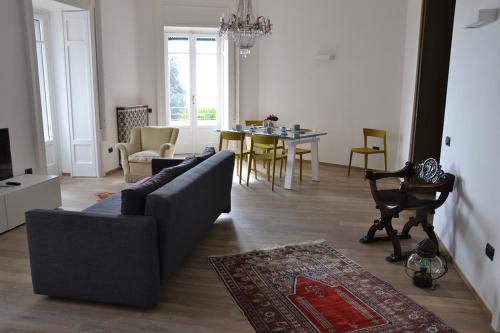 那不勒斯Casa del Cedro的客厅配有沙发和桌子