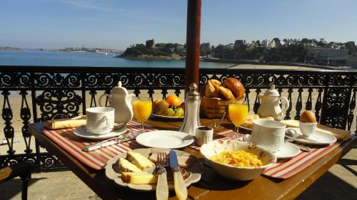 迪纳尔雷娜霍顿斯别墅酒店的美景阳台上的餐桌,包括早餐食品