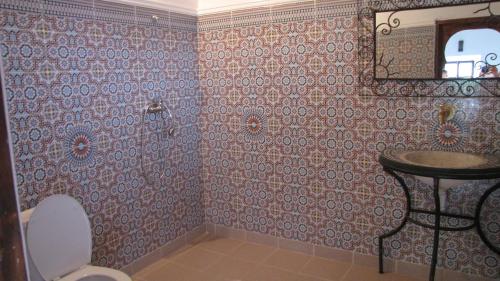 Agouti卡斯巴艾特布格美旅馆的一间带卫生间、水槽和镜子的浴室
