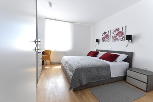 普拉Apartment Vostan的白色卧室配有床和镜子