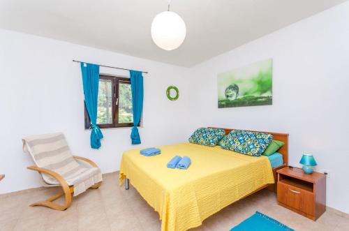 博格莫耶House Filip的一间卧室配有黄色的床和椅子