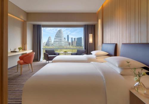 北京北京望京凯悦酒店的酒店客房,设有两张床,享有城市美景。
