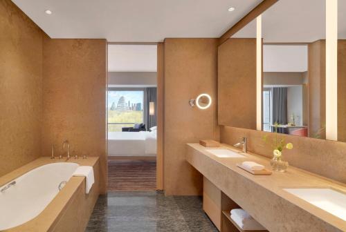 北京北京望京凯悦酒店的一间带两个盥洗盆和大镜子的浴室