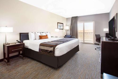 佩吉佩吉鲍威尔湖温盖特温德酒店的酒店客房设有一张大床和一台电视。
