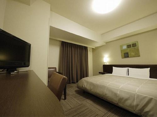 磐城磐城站前路线酒店的配有一张床和一台平面电视的酒店客房