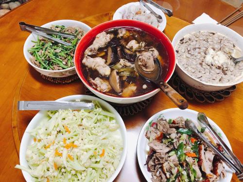 梅山乡鹭露茶居的餐桌,盘子上放着食物和碗