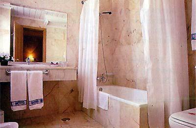 梅里达新罗马酒店的带淋浴、浴缸和盥洗盆的浴室