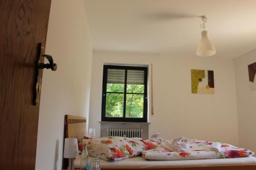 拜罗伊特Gasthof Gruner Baum的一间卧室设有一张床和一个窗口