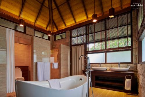 Membalong阿鲁达鲁私人度假村的带浴缸和两个盥洗盆的浴室