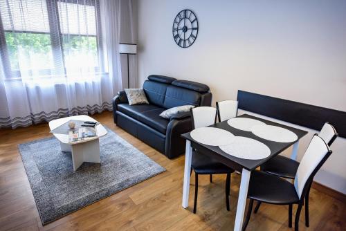 克雷尼察Apartamenty Sun & Snow Zielona的客厅配有桌子和沙发