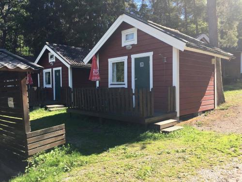 斯德哥尔摩Stockholm Ängby Camping的院子中带围栏的小房子