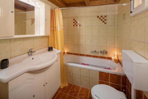 KatastárionMartha's House的浴室配有盥洗盆、卫生间和浴缸。
