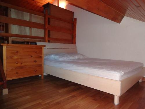 丰罗穆8 rue du bac的一间卧室配有双层床和梳妆台