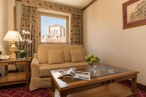 萨拉曼卡梅里亚拉斯克拉拉斯精品酒店的带沙发、桌子和窗户的客厅