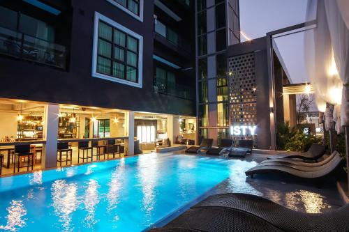 清迈依思迪酒店-SHA Extra Plus的一座建筑物中央的游泳池