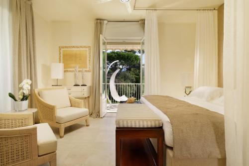 马尔米堡罗马尹朋里亚雷别墅酒店的卧室配有床、椅子和窗户。
