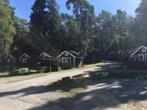 斯德哥尔摩Stockholm Ängby Camping的路边的一排房子