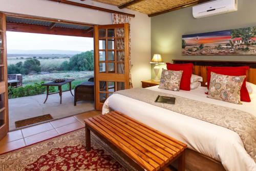 奥茨胡恩德德纳乡村旅馆的一间卧室设有一张床和一个大窗户