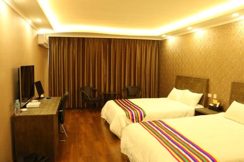 延吉韩世宾馆的酒店客房配有两张床和一张书桌