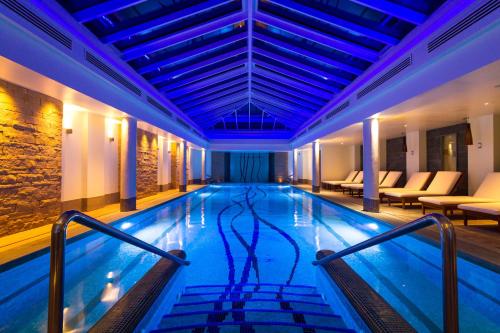 圣安德鲁斯圣安德鲁斯老球场酒店的游泳池,酒店内设有沙发