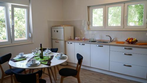 斯普利特Nora Wine House的厨房配有桌子和冰箱