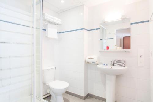勒阿弗尔勒阿弗尔波彭斯莱斯让德马尔酒店的白色的浴室设有卫生间和水槽。