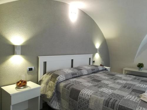 卡塔尼亚appartamento sabbia dell' etna的一间卧室配有床和2个床头柜