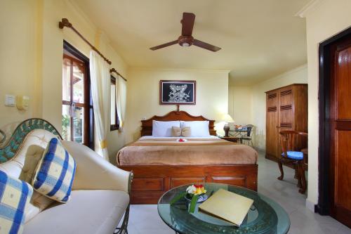 巴厘岛海景海滩俱乐部酒店客房内的一张或多张床位